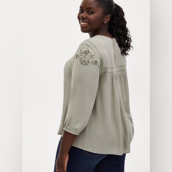 Torrid Crinkle Gauze Embroidered Top Sz 0X (14W) EUC - Picture 2 of 11